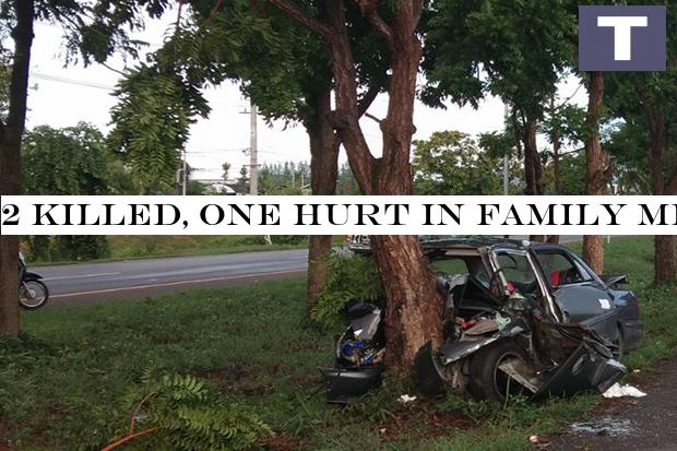 A car skidded off Saeng Chuto road and hit a tree in Tha Muang district of Kanchanaburi province on Sunday, killing a woman and her young daughter on Sunday. (Photo by Piyarat Chongcharoen) Two killed, one injured in family accident