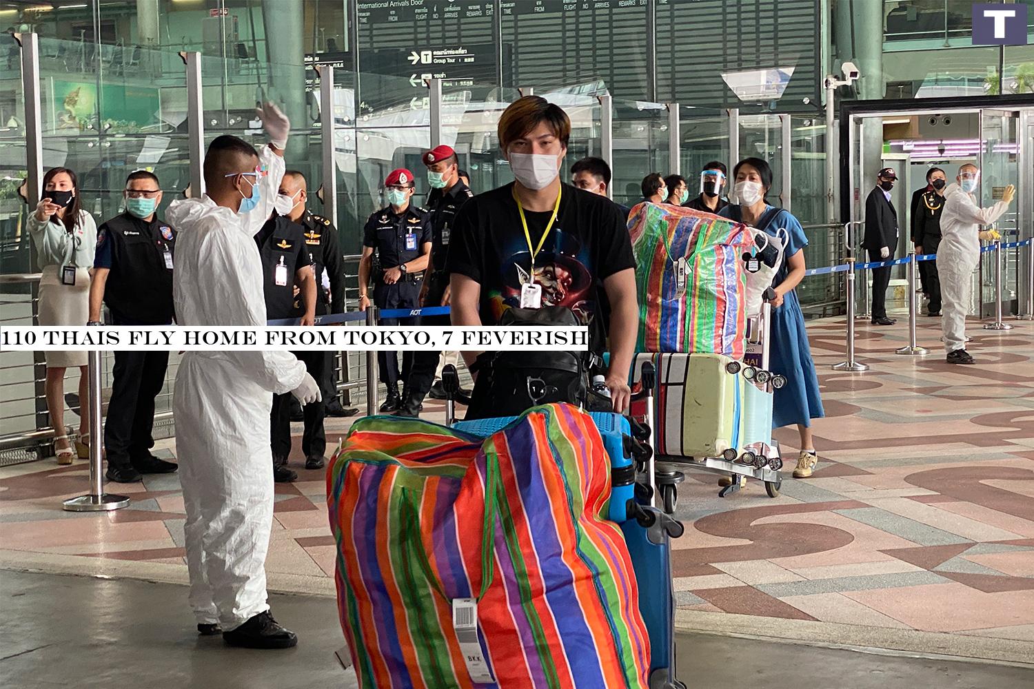 Soldiers direct passengers arriving at Bangkok's Suvarnabhumi airport on a flight from Tokyo to waiting buses to take them to state quarantine locations on Tuesday. (Photo by Sutthiwit Chaiyutworakan) 110 Thais fly home from Tokyo, 7 feverish