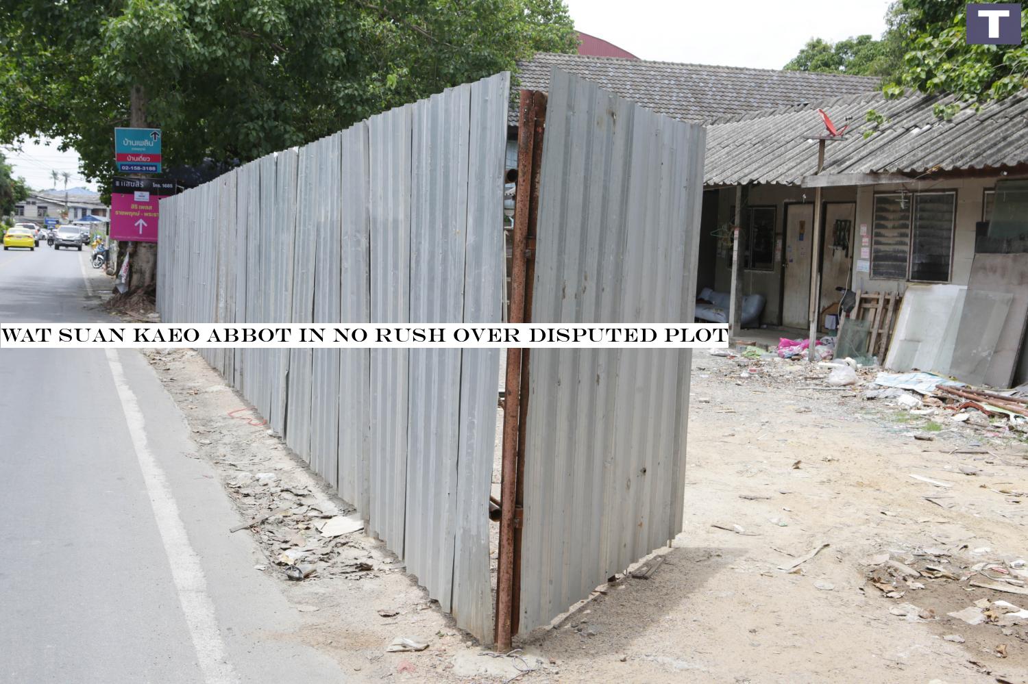A fence made of corrugated sheets is erected to prevent entry to a land plot adjacent to Wat Suan Kaeo in Nonthaburi. The temple has lost the legal fight over ownership of the land and the plot's occupants face an eviction order.â-#128;-#137;(Photo by Apichit Jinakul) Wat Suan Kaeo abbot in no rush over disputed plot