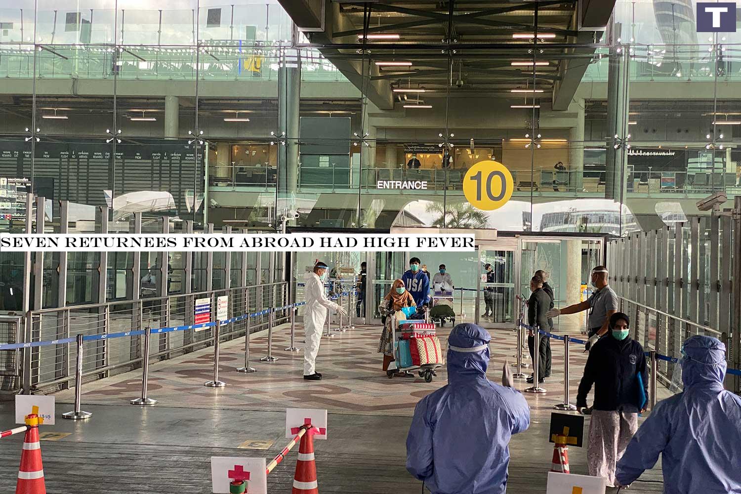 Some of he 519 returnees, from the United States and Indonesia, arrive at Suvarnabhumi airport on on Thursday. (Photo: Sutthiwit Chayutworakan) Seven returnees from abroad had high fever