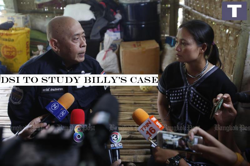 Pol Lt Col Korrawat Panprapakorn, then deputy chief of the Department of Special Investigation, visits Pinnapa Pruksapan, Porlajee DSI to study Billy's case
