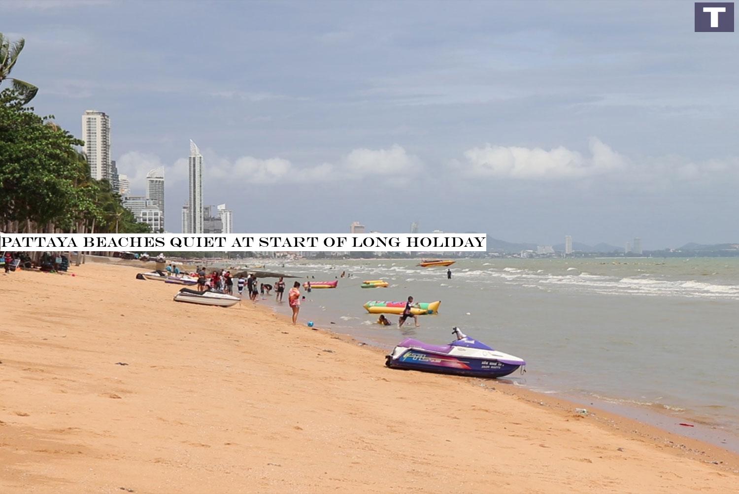Crowds are thin at Pattaya beach on Saturday despite promotions intended to get people in the mood to travel after weeks of restrictions. (Photo: Chaiyot Pupattanapong) Pattaya beaches quiet at start of long holiday