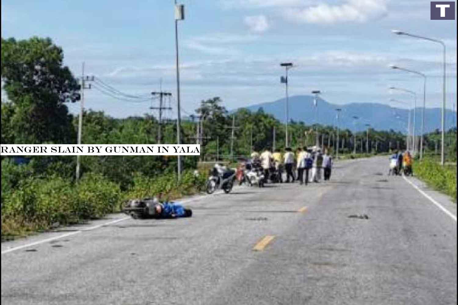 Police examine the body of Nikorn Sombatthong, of the 41st Ranger Regiment, who was shot dead on a road in Raman district, Yala, on Wednesday morning. (Photo: Abdullah Benjakat) Ranger slain by gunman in Yala