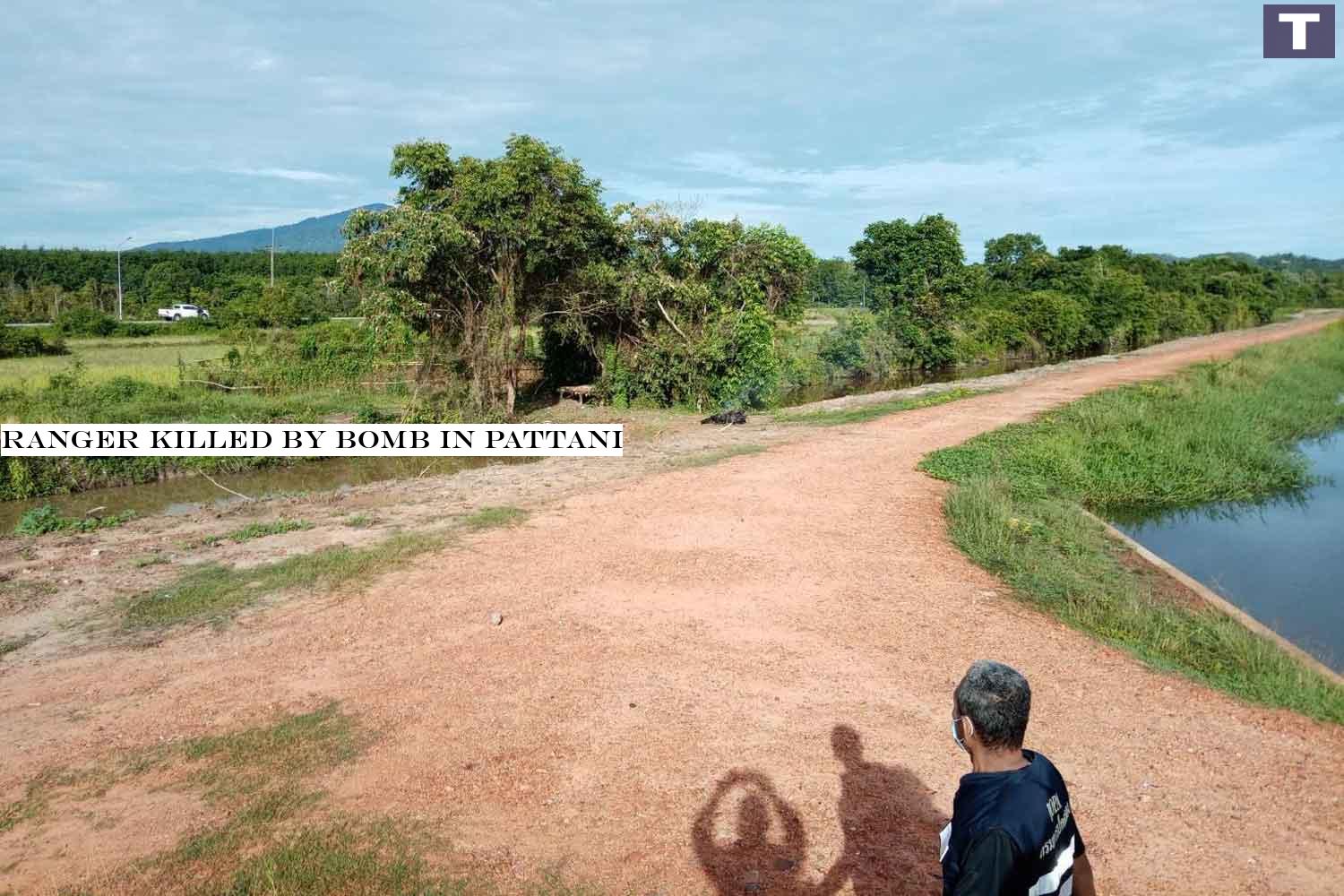 A member of a bomb disposal team at the spot near Ban Lapho in Pattani's Mae Lan district where a ranger was fatally injured by a bomb explosion on Tuesday morning. (Photo: Abdullah Benjakat) Ranger killed by bomb in Pattani