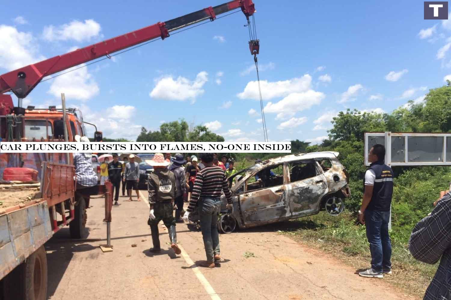The fire-gutted wreckage of the Honda Jazz that plunged into a creek in Nakhon Phanom's Na Kae district on Sunday night is retrieved by a crane for examination. Police hope the question the owner. (Photo: Pattanapong Sripiachai) Car plunges, bursts into flames, no-one inside