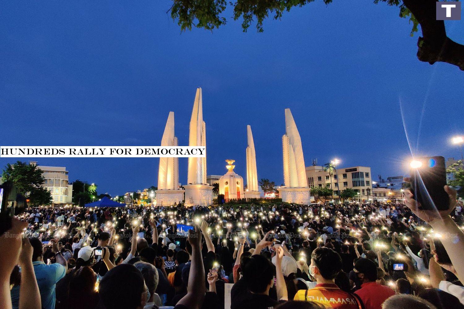 Protesters raise their smartphones in the symbolic gesture of shining a light on Democracy Monument in Bangkok on Saturday evening. (Photo courtesy of jo @Ponlapatz) Hundreds rally for democracy