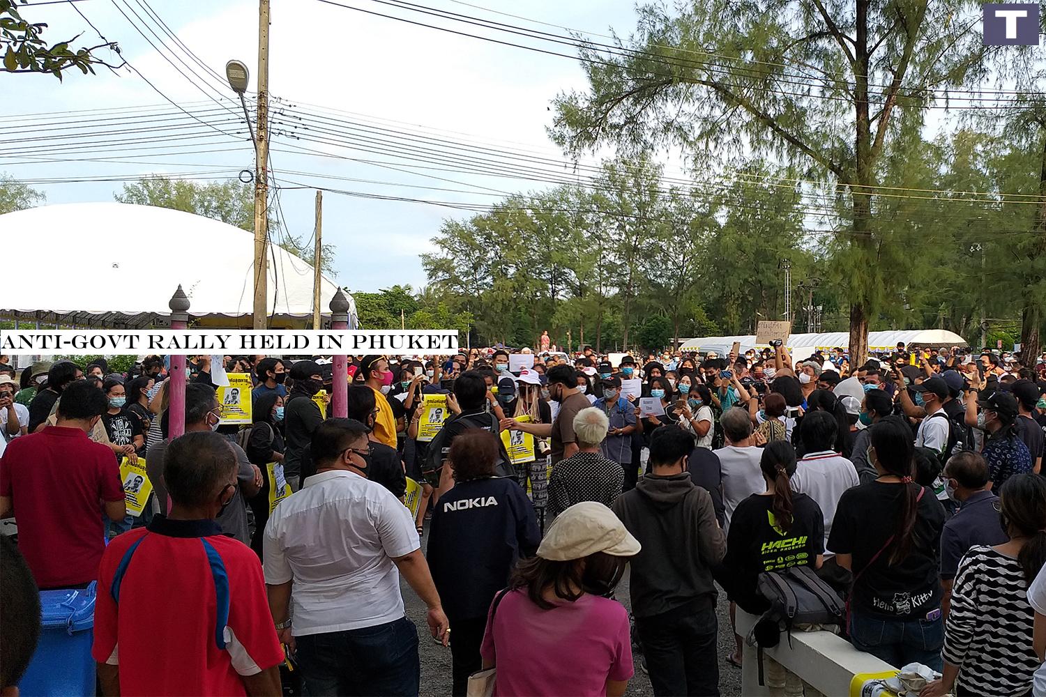à¹-#141;Members of the Phuket Liberation Group lead an anti-government demonstration in Phuket on Sunday. (Photo by Achadtaya Chuenniran) Anti-govt rally held in Phuket