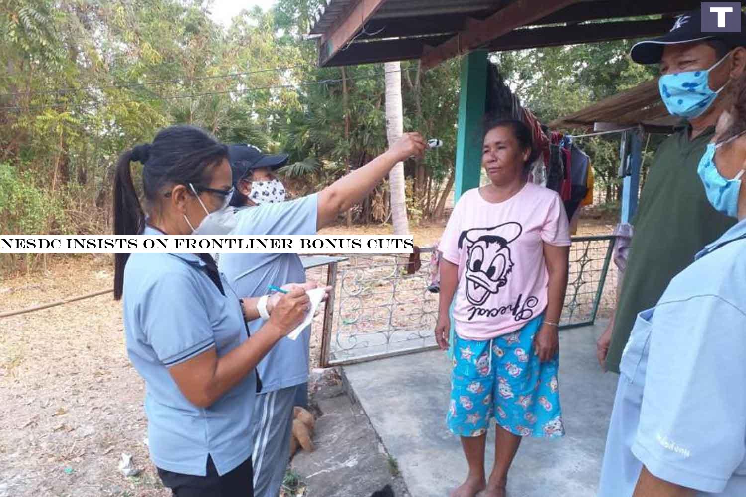 Village health volunteers conduct door-to-door visits in Prachaup Khiri Khan. (Photo: Council of Community Leaders in Sam Roi Yot) NESDC insists on frontliner bonus cuts