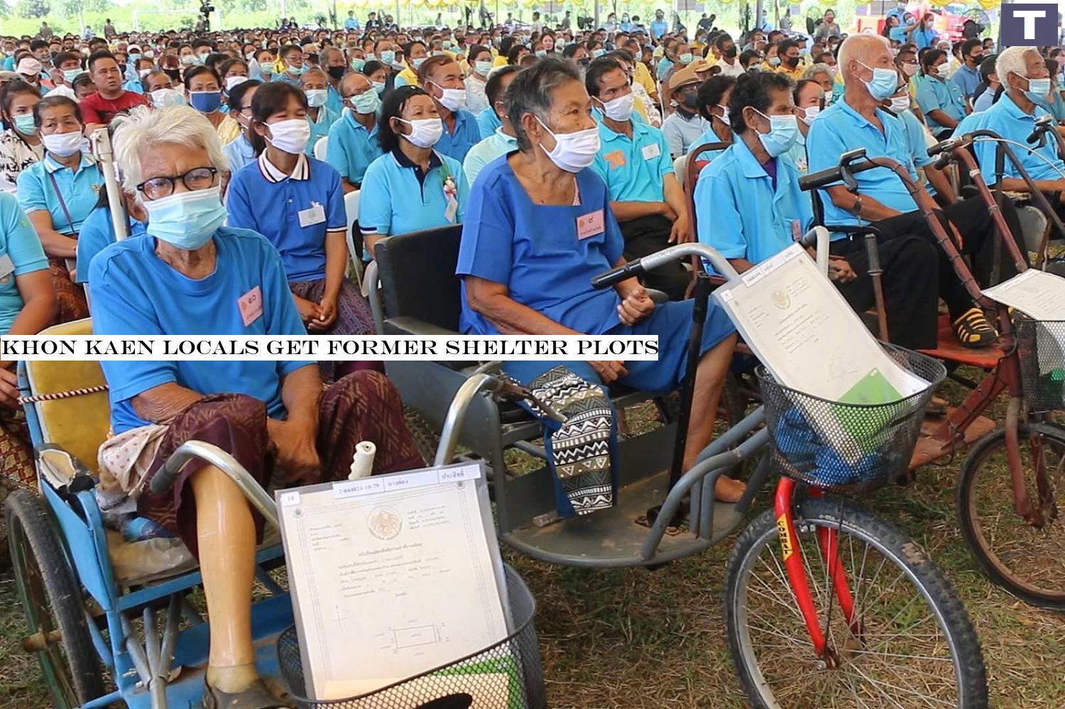 More than 1,000 landless residents in Khon Kaen's Ban Hat district gather in tambon Nonsomboon to receive land lease contracts under the Thanarak Pracharath project launched to tackle problems of encroachment on state land.â-#128;-#137;Chakkrapan Natanri Khon Kaen locals get former shelter plots
