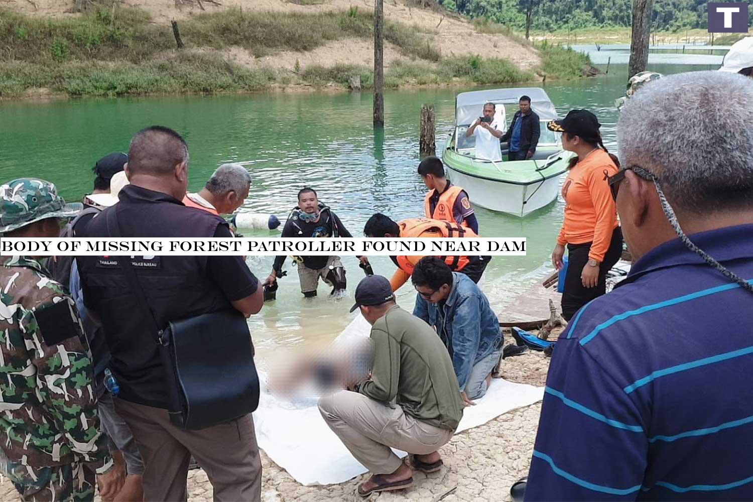 The body of Thanakorn Chana-aksorn, a member of the Khlong Ya forest protection unit in Surat Thani, is retrieved from the water near the Ratchaprapha dam on Saturday morning. (Photo by Supapong Chaolan) Body of missing forest patroller found near dam