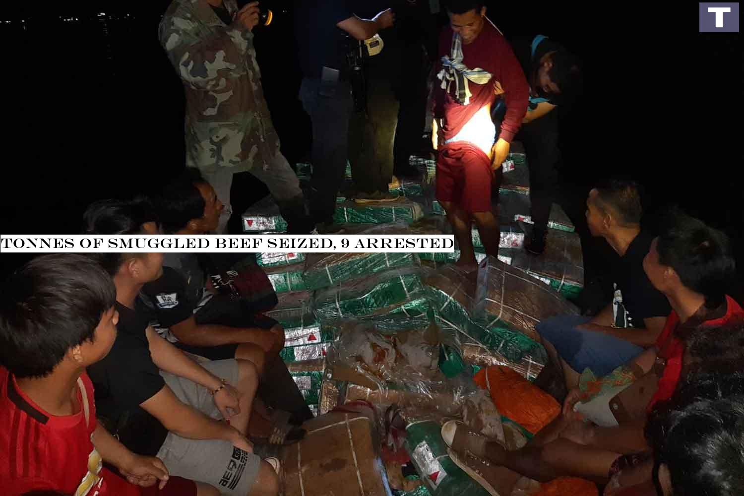 Rangers examine packs of beef smuggled across the Mekong river from Laos to Mukdahan on Monday night. Nine Lao smugglers were arrested.(Photo: Churoj Triprapakorn) Tonnes of smuggled beef seized, 9 arrested