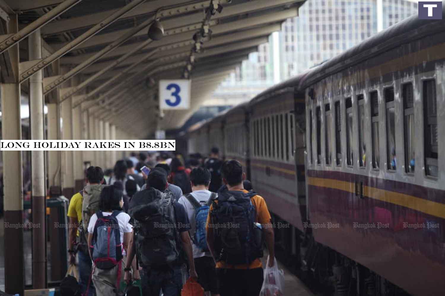 Travelers return to Bangkok on trains, at the Hua Lamphong terminus on Monday. ARNUN CHONMAHATRAKOOL Long holiday rakes in B8.8bn