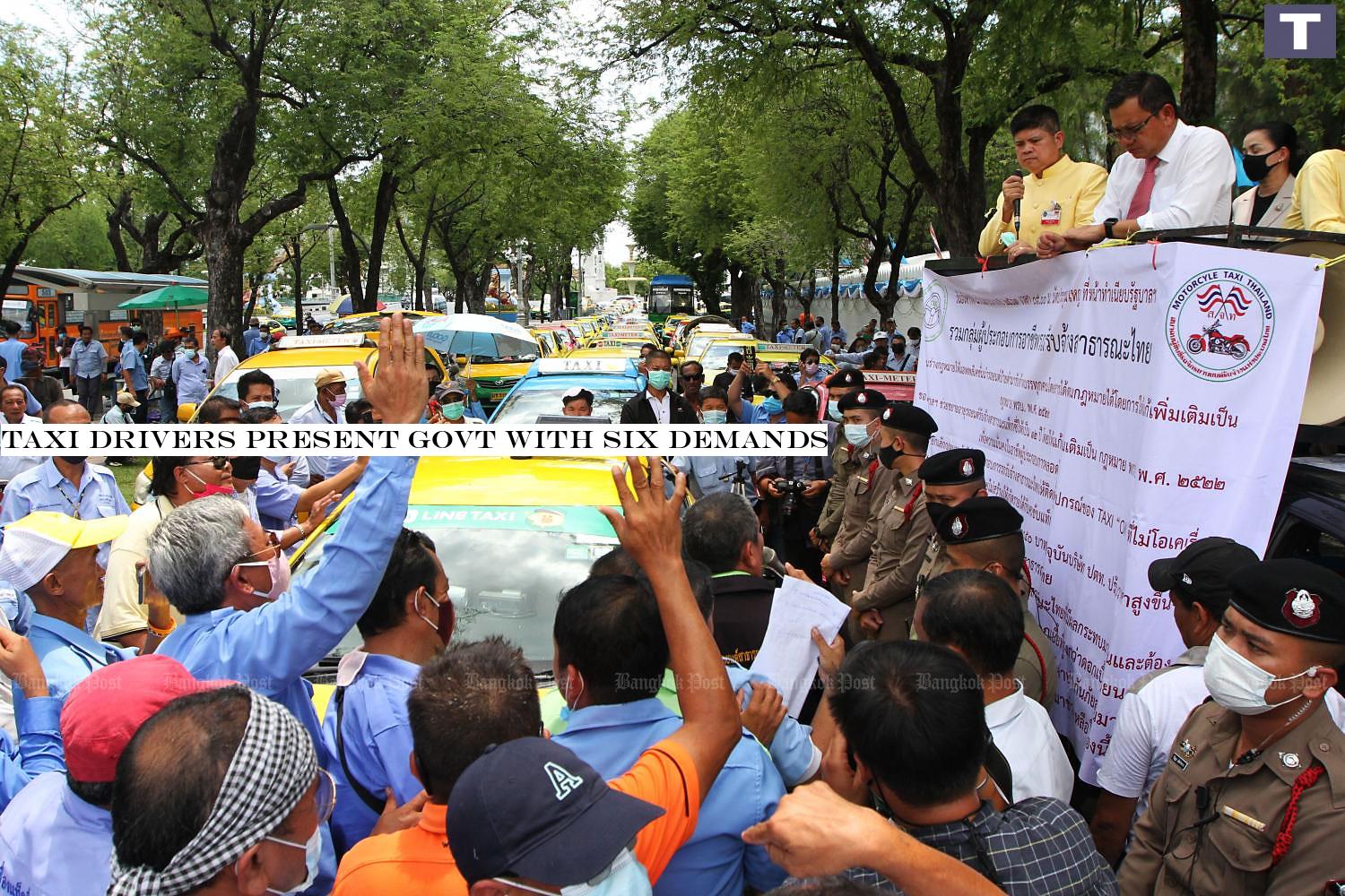 Suporn Atthawong, vice minister of the Prime Minister's Office, talks to a group of taxi drivers who gathered in front of Government House asking authorities to solve their problems on Tuesday. (Photo by Wichan Charoenkiatpakul) Taxi drivers present govt with six demands