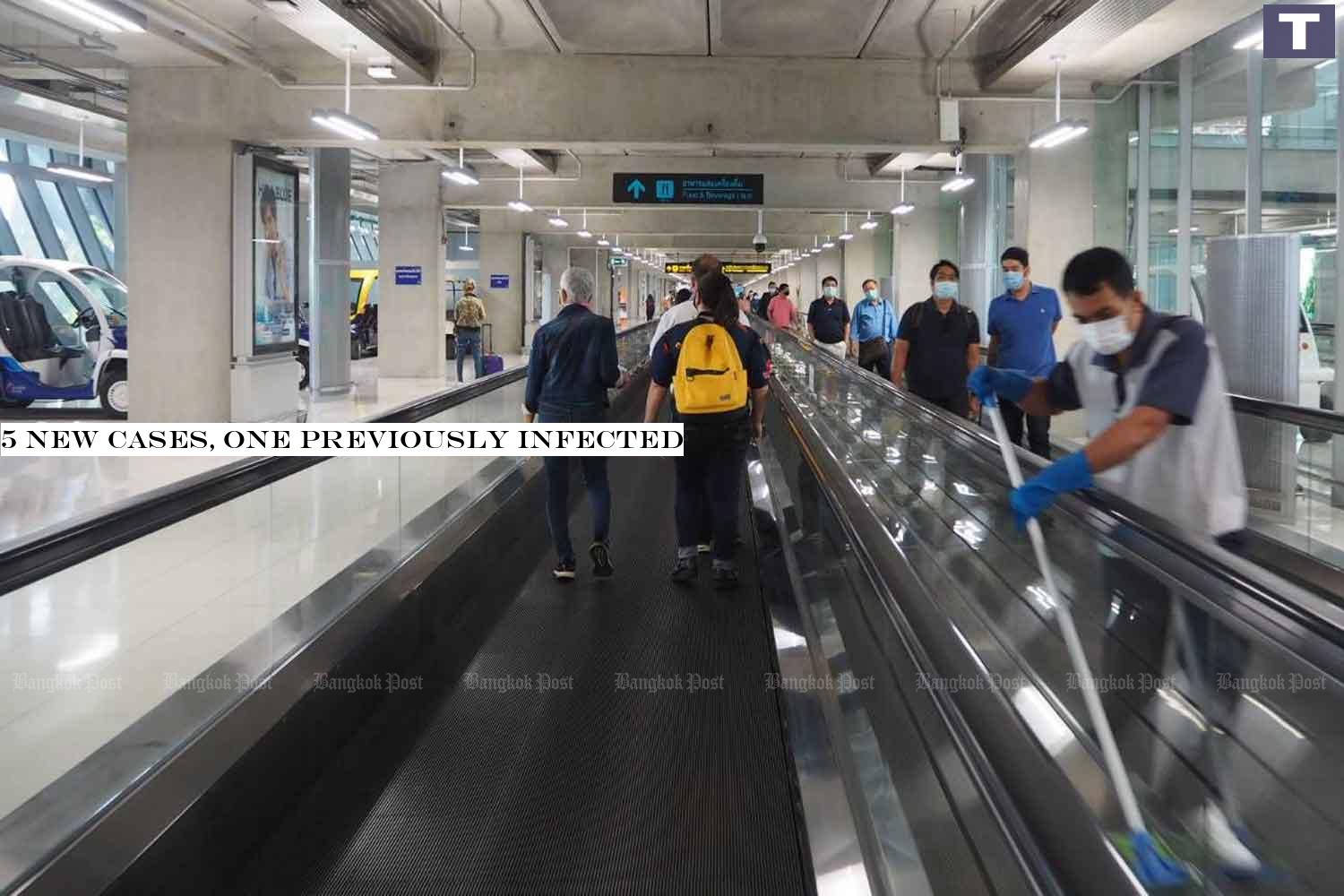 A cleaner keeps the moving walkway hygienic for travellers at Suvarnabhumi airport in Samut Prakan province. (Photo: Dusida Worrachaddejchai) 5 new cases, one previously infected