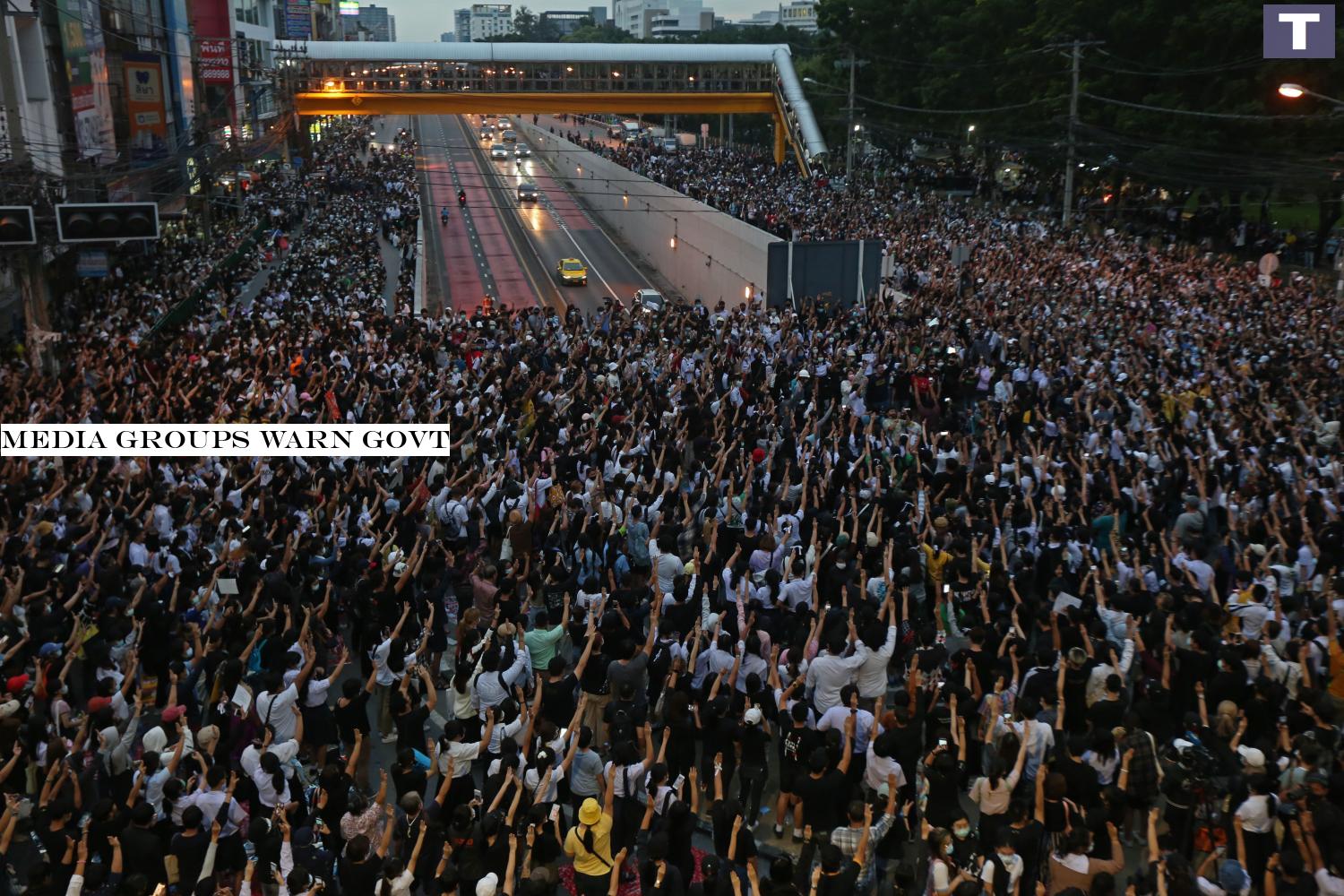 Anti-government protesters, mostly students, fill Ngam Wong Wan and Phahon Yothin roads at Kasetsart intersection in the capital, one of many locations in the country where they gathered yesterday.â-#128;-#137;Varuth Hirunyatheb Media groups warn govt