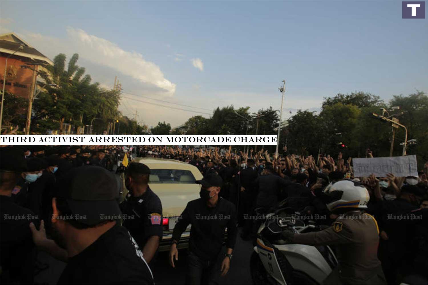The royal motorcade carrying Her Majesty the Queen and His Royal Highness Prince Dipangkorn Rasmijoti passes through demonstrators near Government House on Oct 14. (Photo: Pornprom Satrabhaya) Third activist arrested on motorcade charge