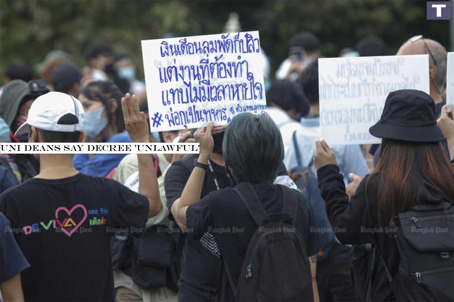 Anti-government protesters gather at Victory Monument. (Photo: Pattarapong Hirunard) Uni deans say decree 'unlawful'