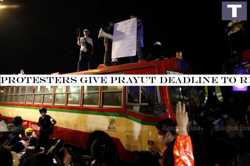 Protesters display a mockup resignation letter for Gen Prayut to sign before presenting it to a representative of the Prime Minister on Wednesday. (Photo by Wichan Charoenkiatpakul) Protesters give Prayut deadline to resign, release activists