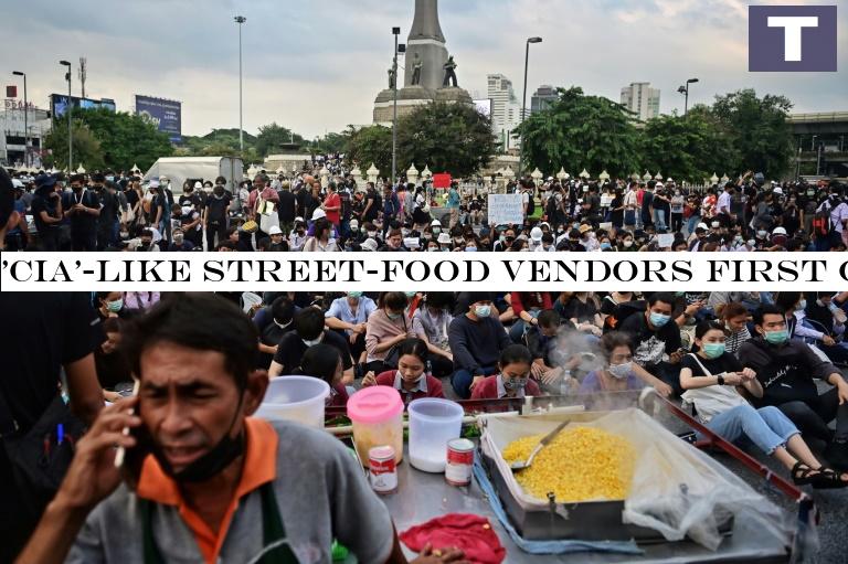 Protesters have quickly noticed that they are often second on the scene at proteste venues, behind food vendors setting up their carts and readying themselves for a busy night. (AFP photo) 'CIA'-like street-food vendors first on rally scene