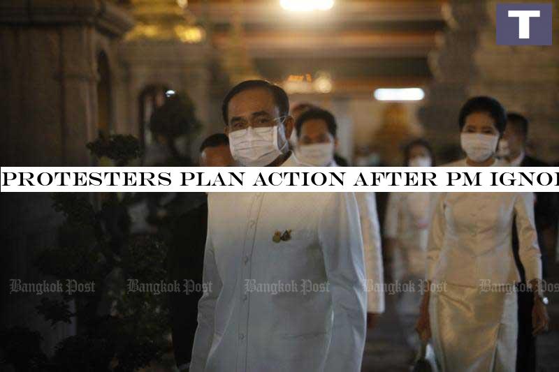 Prime Minister Prayut Chan-o-cha arrives at Wat Chetuphon Wimon Mangkhalaram to lead Buddhist prayers to save the country on Saturday. (Photo by Wichan Charoenkiatpakkul) Protesters plan action after PM ignores deadline to quit