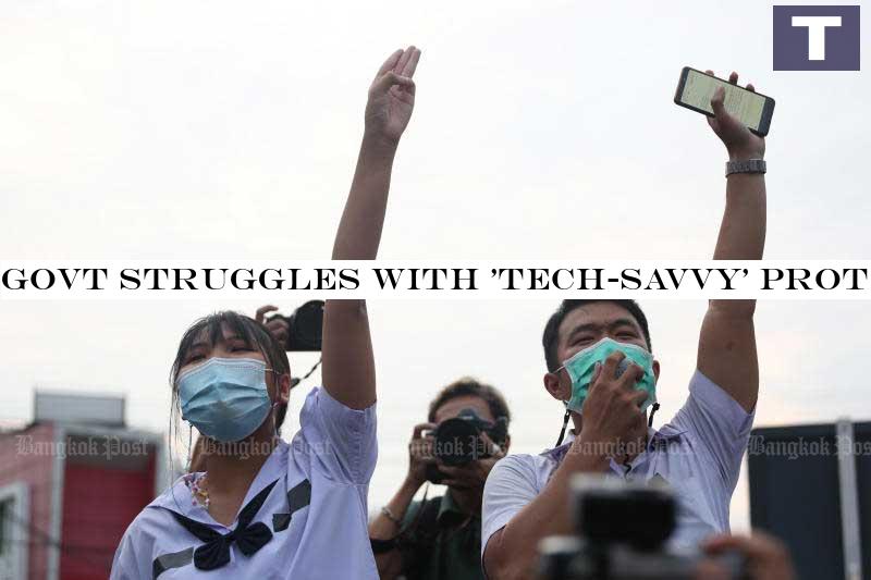 Young anti-government protesters at Kasetsart intersection throw up the three-finger salute on Monday. (Photo by Varuth Hirunyatheb) Govt struggles with 'tech-savvy' protesters