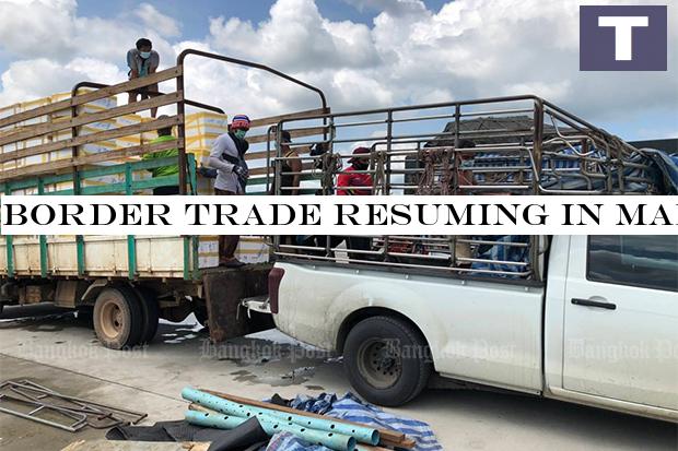 A Thai pickup truck (right) unloads goods to a lorry from Myanmar as border trade resumes in Mae Sot district of Tak province on Monday. (Photo: Assawin Pinitwong) Border trade resuming in Mae Sot