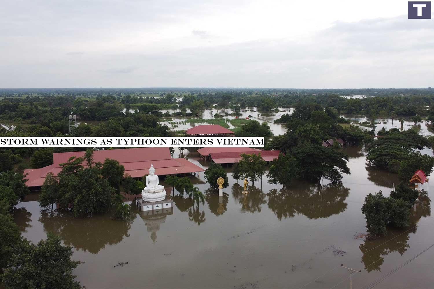 Floodwater at Wat Thammathanwanaram and surrounding houses in tambon Lam Moon, Nong Sung district of Nakhon Ratchasima on Wednesday. The forecast is for heavy rain throughout Thailand over the next three days, as Typhoon Molave moves into Vietnam.(Photo: Prasit Tangprasert) Storm warnings as typhoon enters Vietnam