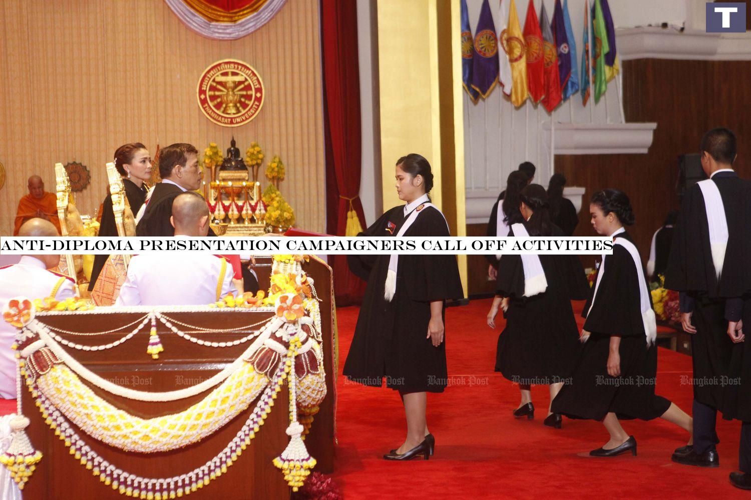 Their Majesties present diplomas to Thammasat University students on Friday. (Photo by Pattarapong Chatpattarasill) Anti-diploma presentation campaigners call off activities